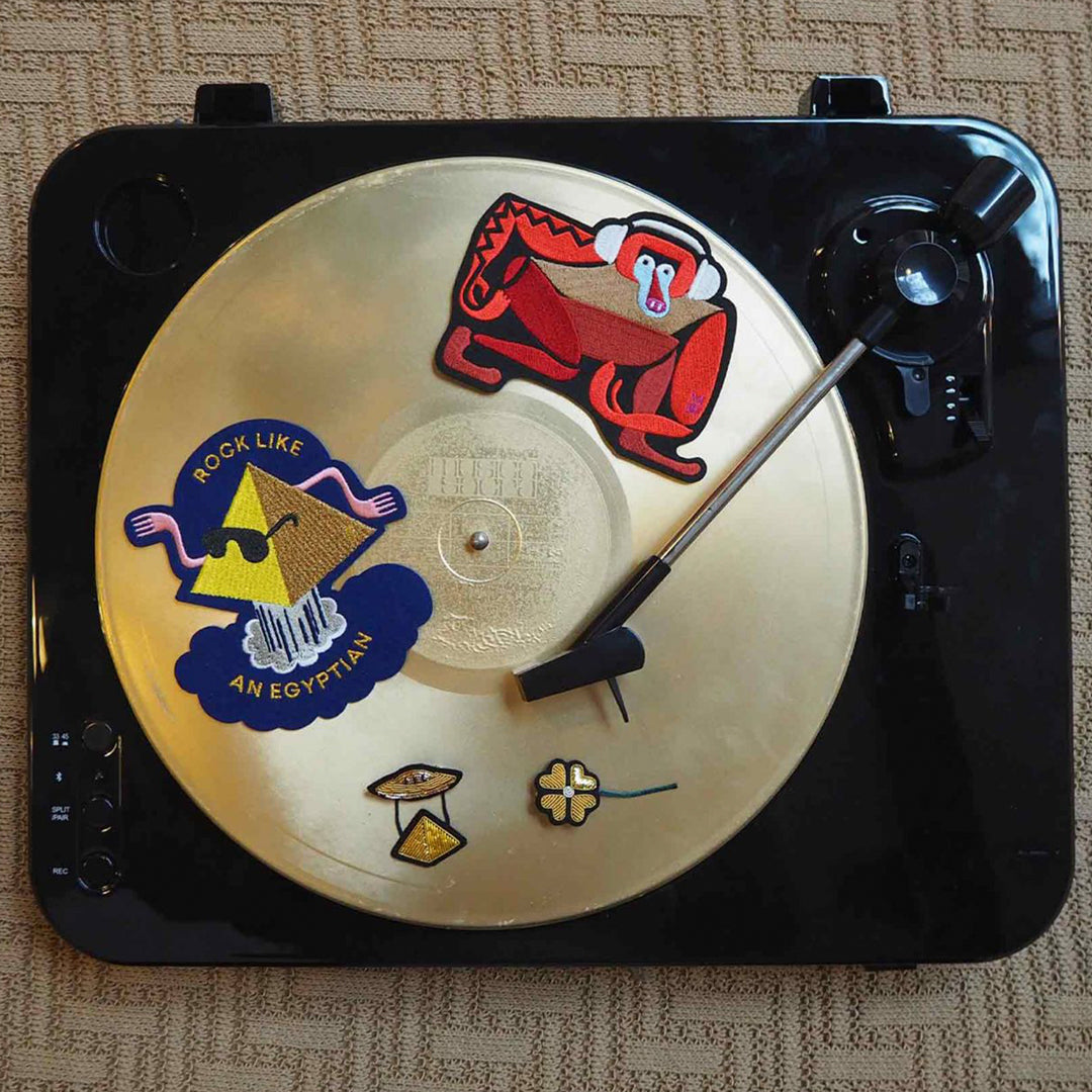 Hand-embroidered 4 Chances lapel pin by Parisian fashion accessory brand Macon et Lesquoy. Measuring approximately 25mm by 25mm, the Light Heart is part of their 'Rock like an Egyptian' Collection.