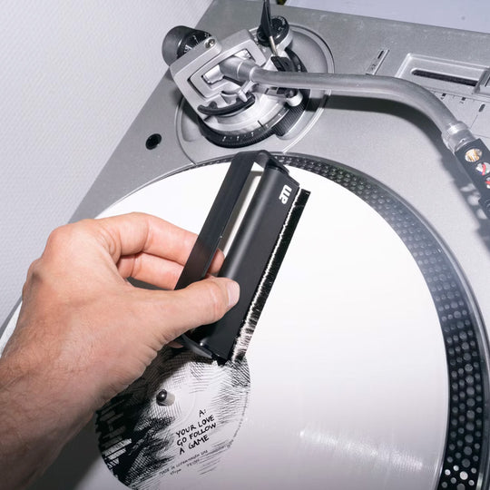 The AM Clean Sound anti-static vinyl brush is a tool designed to enhance the listening experience for vinyl record enthusiasts.
