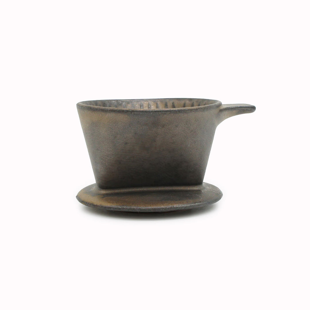 A small dripper for 1 to 2 cups, convenient when you just want to have a quick drink. Looks fantastic when paired with the Ancient Pottery mug. Made of durable stoneware, The brass colour has a dark colour and texture that makes you think of antique metal tableware.