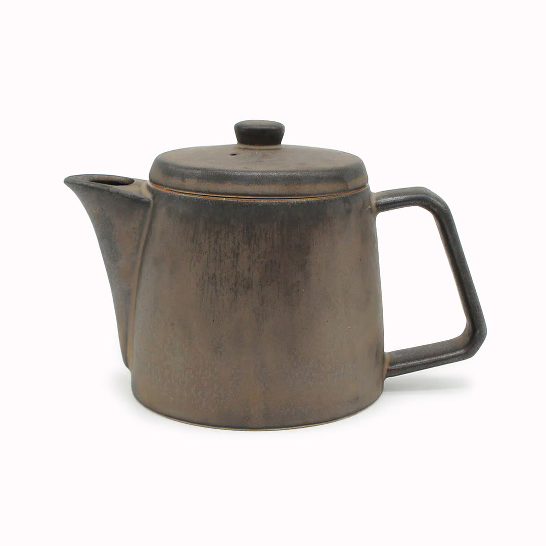 A pot with simple details that gives it a sophisticated look. It has a generous capacity of 500ml and comes with a stainless steel tea strainer. It not only looks good but is also easy to use and comfortable to hold.