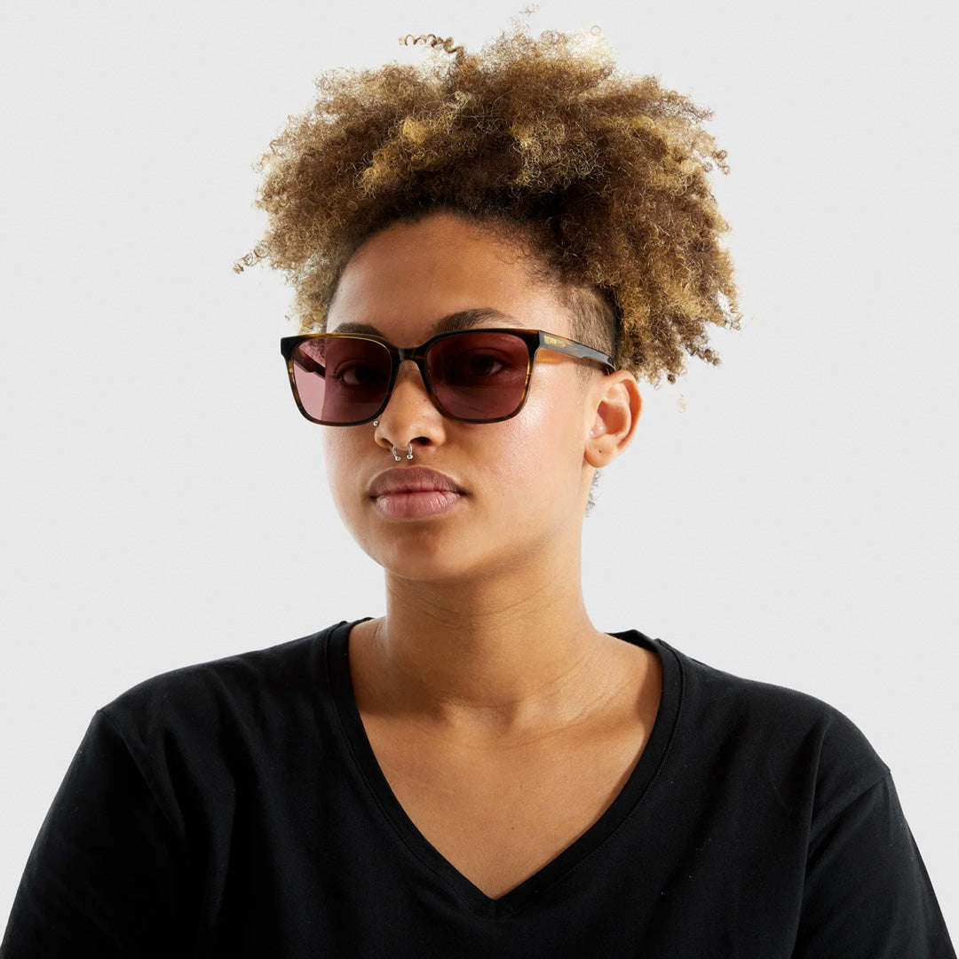 Worn by model. Strong lines, elegant and fine. The Cole sunglesses from Komono make sure to bring out your best features with their fine acetate frame. Desert Dust is a golden-brown frame colour, which looks really striking with the solid burgundy lenses.