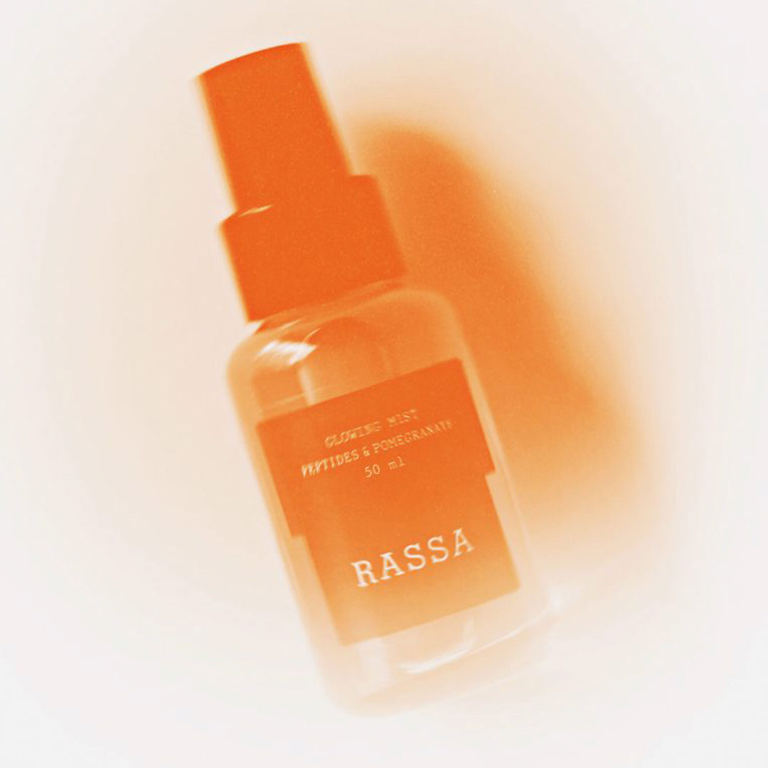 The rejuvenating Glowing Mist combines a rich blend of natural and advanced ingredients to provide deep hydration and visibly enhance the skin’s radiance.