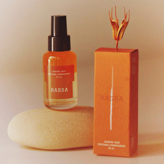 The rejuvenating Glowing Mist combines a rich blend of natural and advanced ingredients to provide deep hydration and visibly enhance the skin’s radiance.