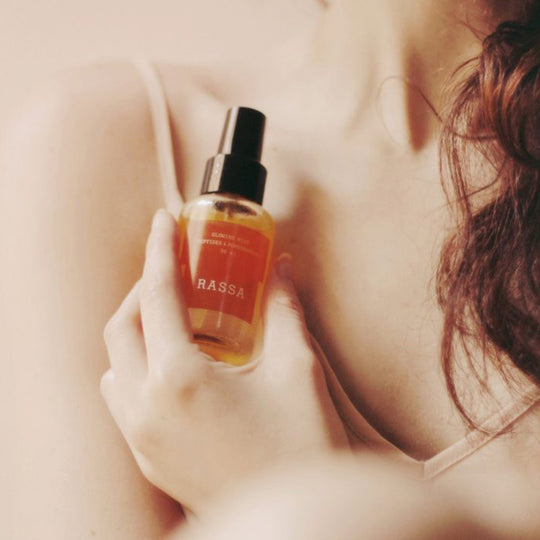 The rejuvenating Glowing Mist combines a rich blend of natural and advanced ingredients to provide deep hydration and visibly enhance the skin’s radiance.