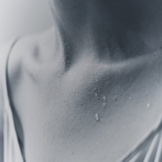 The rejuvenating Glowing Mist combines a rich blend of natural and advanced ingredients to provide deep hydration and visibly enhance the skin’s radiance.