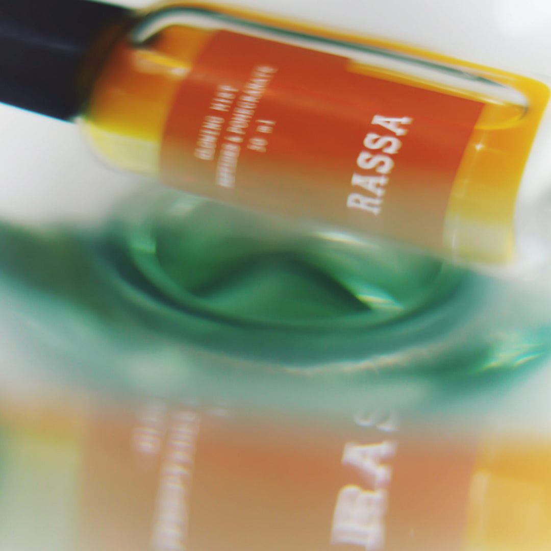 The rejuvenating Glowing Mist combines a rich blend of natural and advanced ingredients to provide deep hydration and visibly enhance the skin’s radiance.