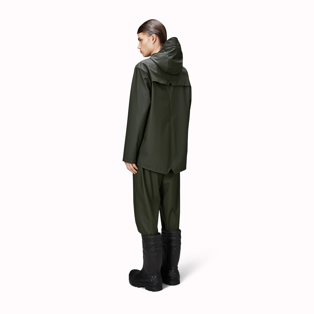 Contemporary unisex rain jacket from Danish Outerwear and Lifestyle company Rains. This green jacket is characterized by a minimal silhouette with high functionality.