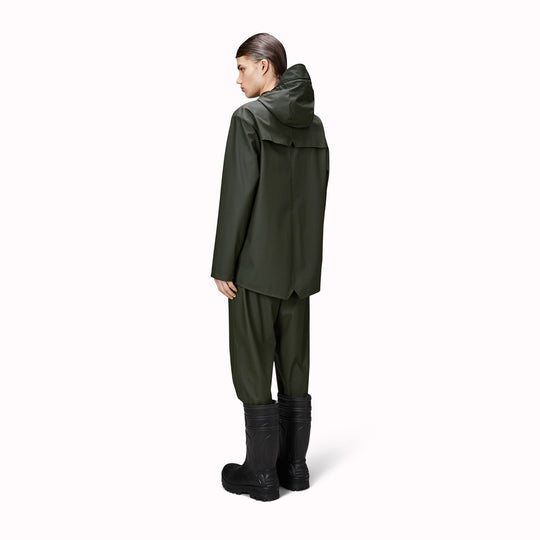 Contemporary unisex rain jacket from Danish Outerwear and Lifestyle company Rains. This green jacket is characterized by a minimal silhouette with high functionality.