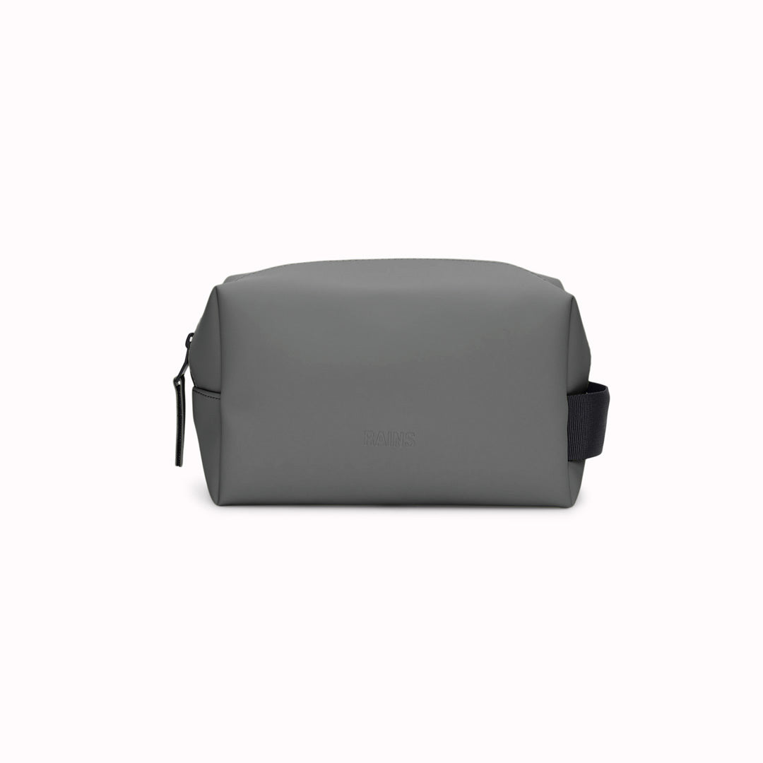 SS24 collection Wash Bag by Rains in Earth. A unisex wash bag by Rains featuring one main compartment with inside sleeve pockets and is large enough to fit one’s essential toiletries. Made from a smooth, waterproof fabric it also has a webbing grab handle and a water-repellent zipper.