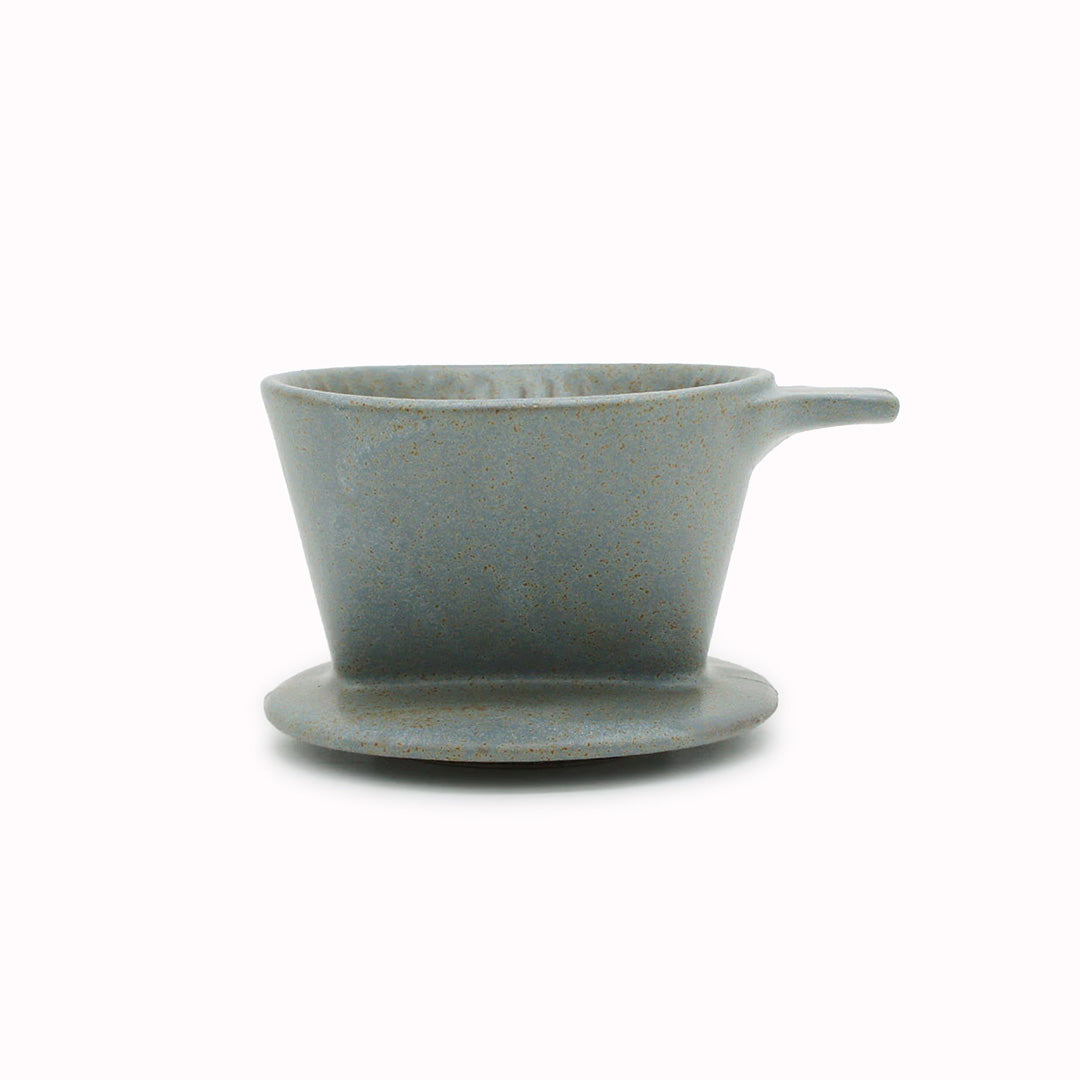 A small dripper for 1 to 2 cups, convenient when you just want to have a quick drink. Looks fantastic when paired with the Ancient Pottery mug. Made of durable stoneware, A bluish grey with a nice texture like the blue rust of copper. The subtle hues that appear when brown, blue, and white are mixed in the kiln are unique