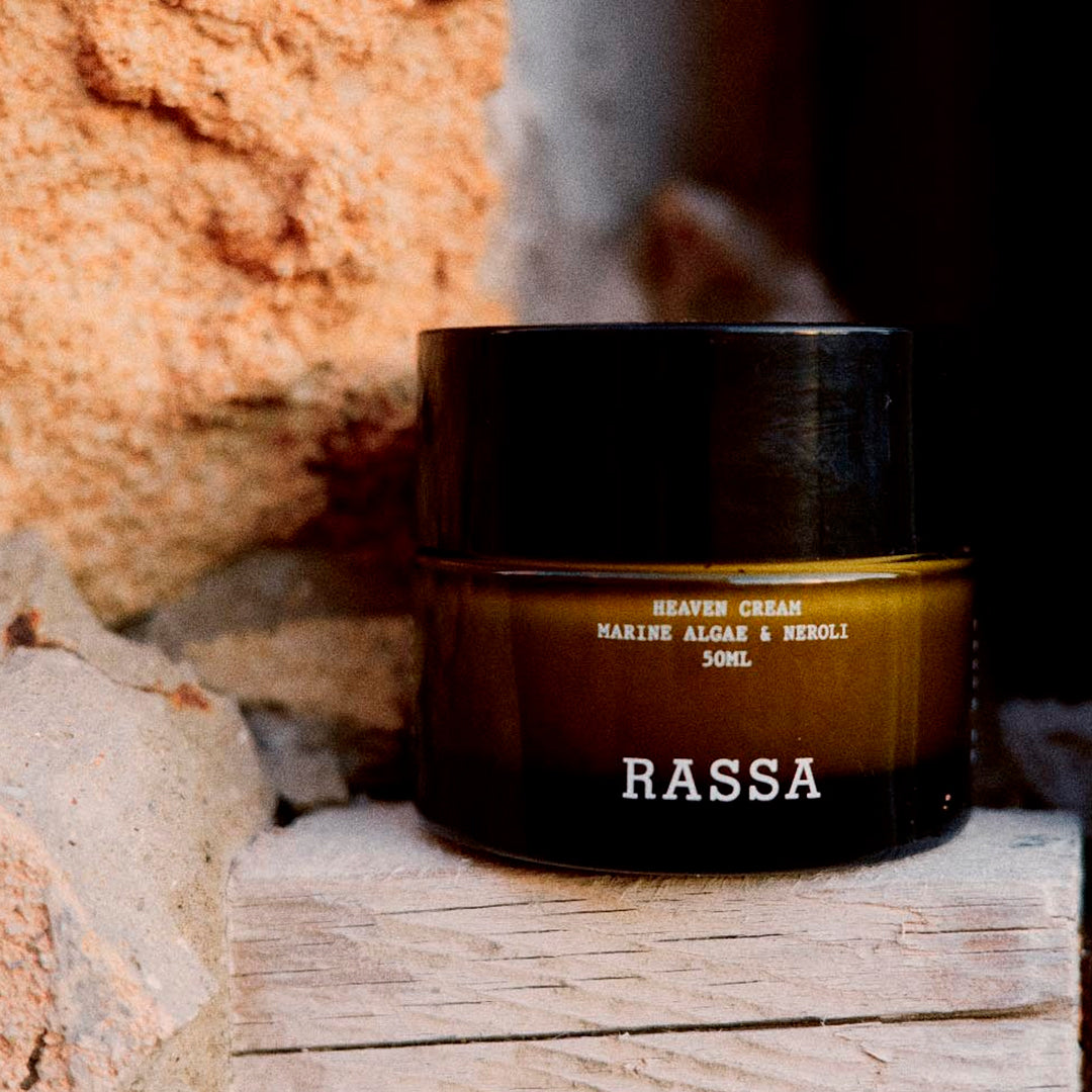 Heaven Cream is a premium face cream that harnesses the immense power of nature. Crafted with an exceptional blend of 16 powerful 100% plant-based actives