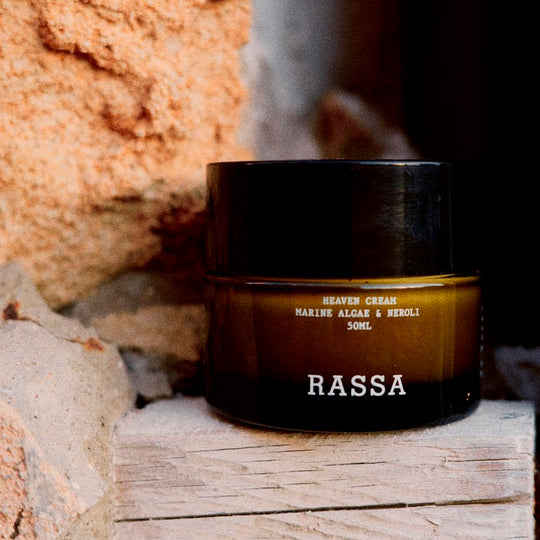 Heaven Cream is a premium face cream that harnesses the immense power of nature. Crafted with an exceptional blend of 16 powerful 100% plant-based actives