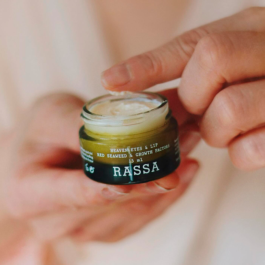 Heaven Eyes & Lip Contour combines the power of nature and science in a treatment designed to illuminate, firm, and revitalize the most delicate areas of the face: the eye and lip contour.