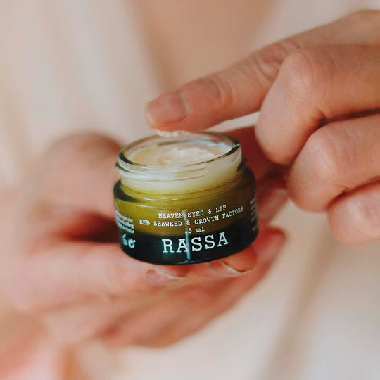 Heaven Eyes & Lip Contour combines the power of nature and science in a treatment designed to illuminate, firm, and revitalize the most delicate areas of the face: the eye and lip contour.