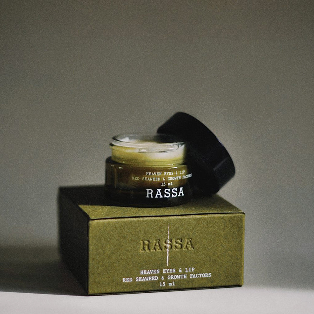 Heaven Eyes & Lip Contour combines the power of nature and science in a treatment designed to illuminate, firm, and revitalize the most delicate areas of the face: the eye and lip contour.