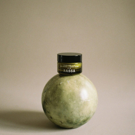 Heaven Eyes & Lip Contour combines the power of nature and science in a treatment designed to illuminate, firm, and revitalize the most delicate areas of the face: the eye and lip contour.