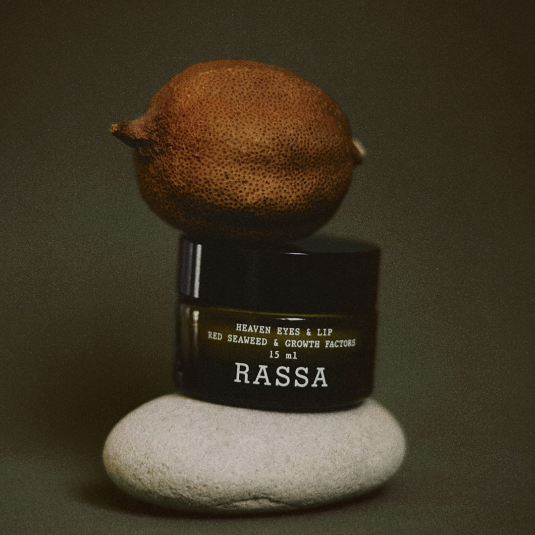 Heaven Eyes & Lip Contour combines the power of nature and science in a treatment designed to illuminate, firm, and revitalize the most delicate areas of the face: the eye and lip contour.