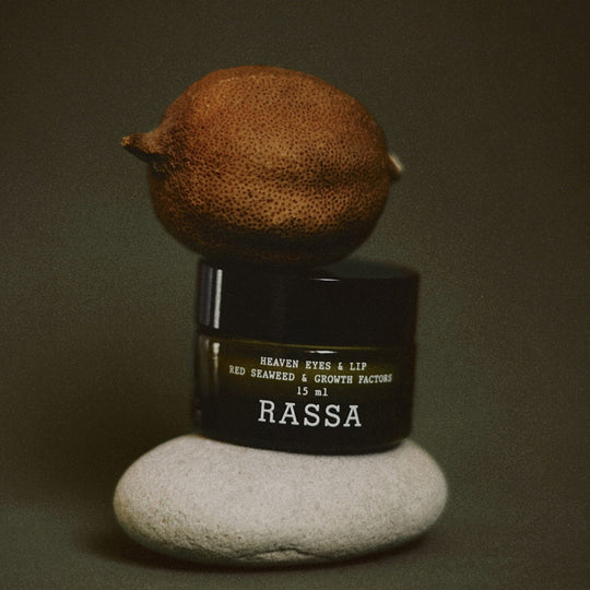 Heaven Eyes & Lip Contour combines the power of nature and science in a treatment designed to illuminate, firm, and revitalize the most delicate areas of the face: the eye and lip contour.