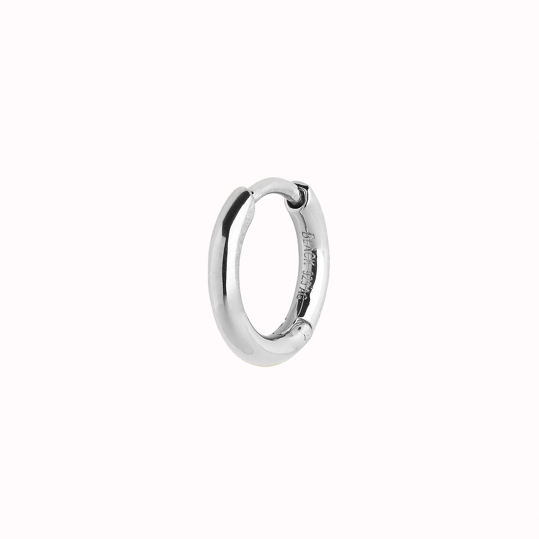 Chic and simple, a winner of everyone's hearts - the Marco Huggie earring. It's perfect on its own but also stacks well with other earrings and charms creating a more personalised look.