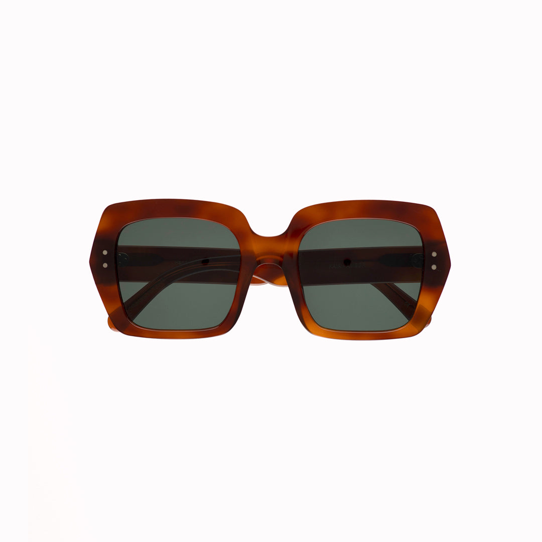 The Kaia features an oversized design with a vintage-inspired look, making it one of the more playful options in the Monokel Eyewear collection. It is carefully made, combining square lenses with thick, prominent frames.