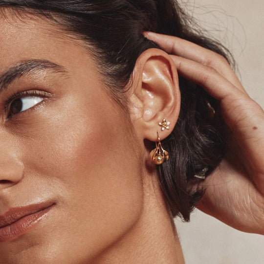 Pretty Lemon Blossom Single stud earring in a choice of 22ct Gold Plated or Sterling Silver from Alex Monroe's 'La Dolce Vita' collection. Inspired by long warm days in Italy, and the scents of summer fruits. Perfect for mixing and matching with other Alex Monroe earrings.