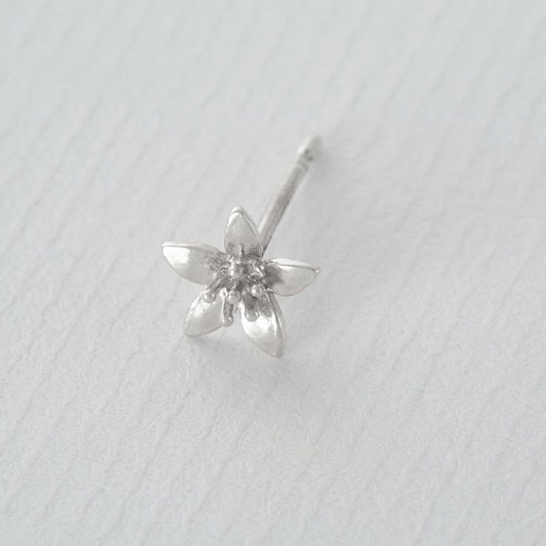 Pretty Lemon Blossom Single stud earring in a choice of 22ct Gold Plated or Sterling Silver from Alex Monroe's 'La Dolce Vita' collection. Inspired by long warm days in Italy, and the scents of summer fruits. Perfect for mixing and matching with other Alex Monroe earrings.