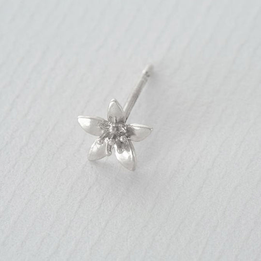 Pretty Lemon Blossom Single stud earring in a choice of 22ct Gold Plated or Sterling Silver from Alex Monroe's 'La Dolce Vita' collection. Inspired by long warm days in Italy, and the scents of summer fruits. Perfect for mixing and matching with other Alex Monroe earrings.