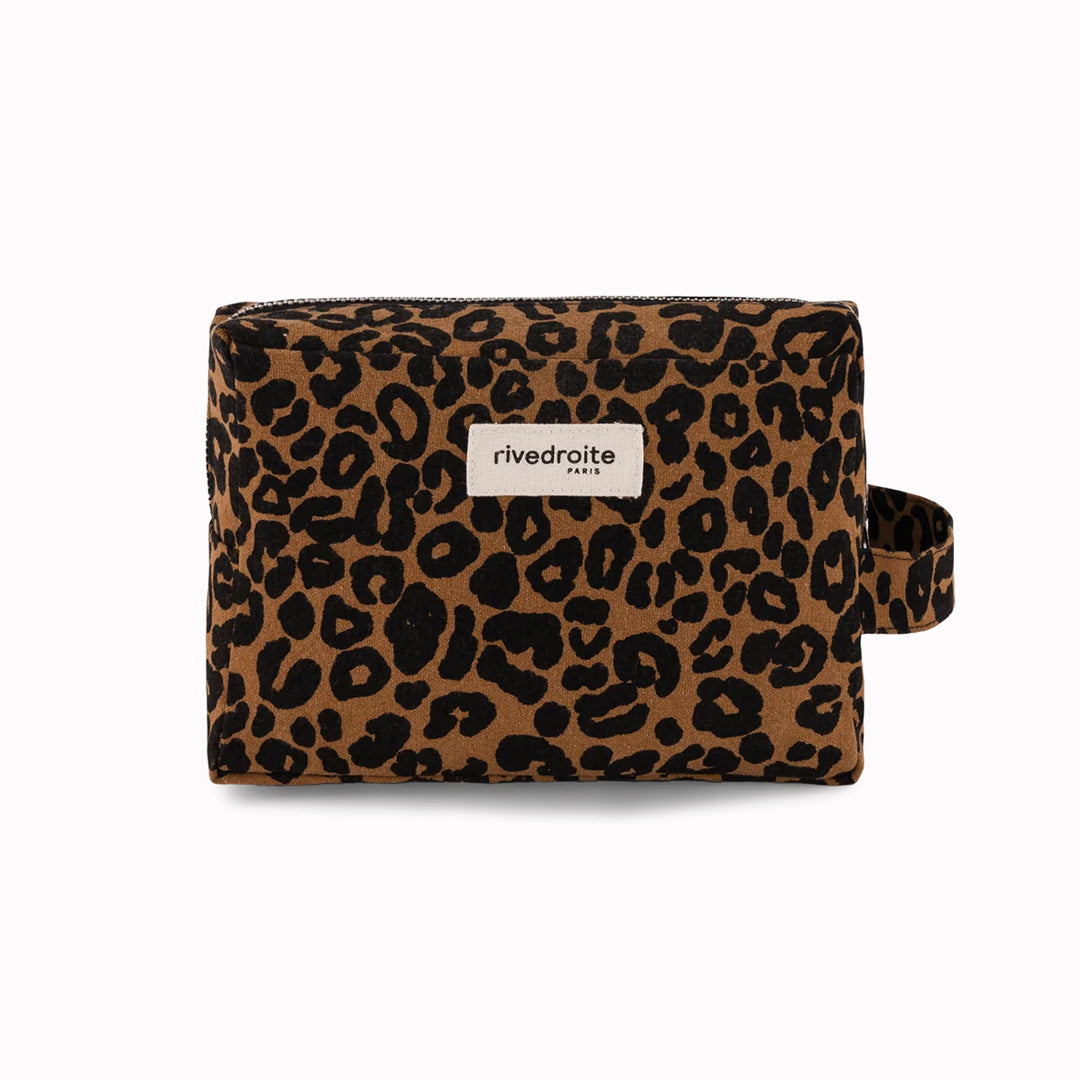The Tournelles XL is a zippered pouch in a pleasing cube shape which is large enough for make up and toiletries on holiday. It can also be used as a general pouch to keep small items like keys, pens or phone cables together in your bag whilst travelling. The handle on the end helps to retrieve it from a busy bag.
