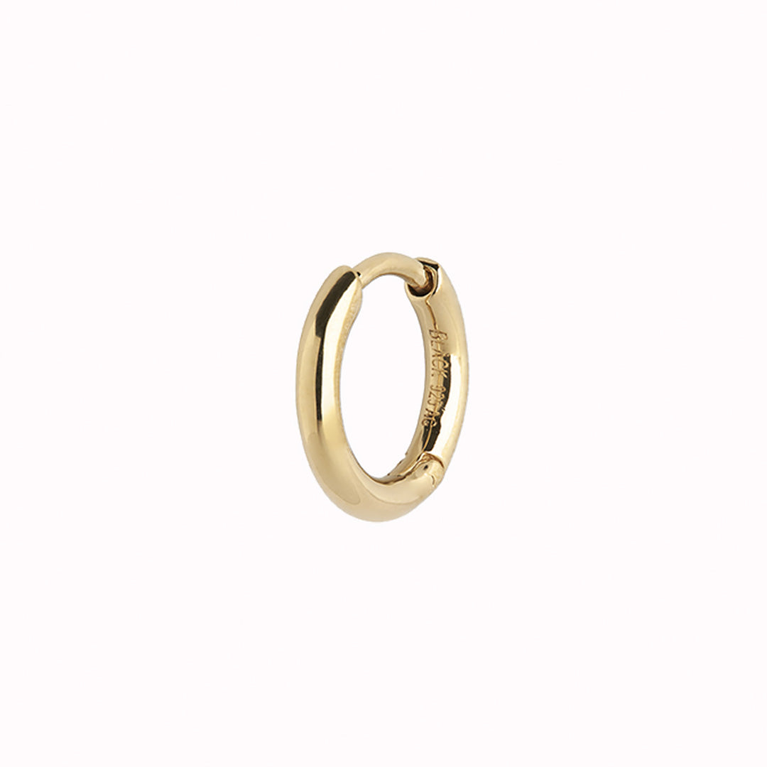 Chic and simple, a winner of everyone's hearts - the Marco Huggie earring. It's perfect on its own but also stacks well with other earrings and charms creating a more personalised look.