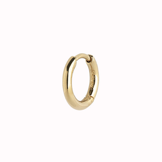 Chic and simple, a winner of everyone's hearts - the Marco Huggie earring. It's perfect on its own but also stacks well with other earrings and charms creating a more personalised look.