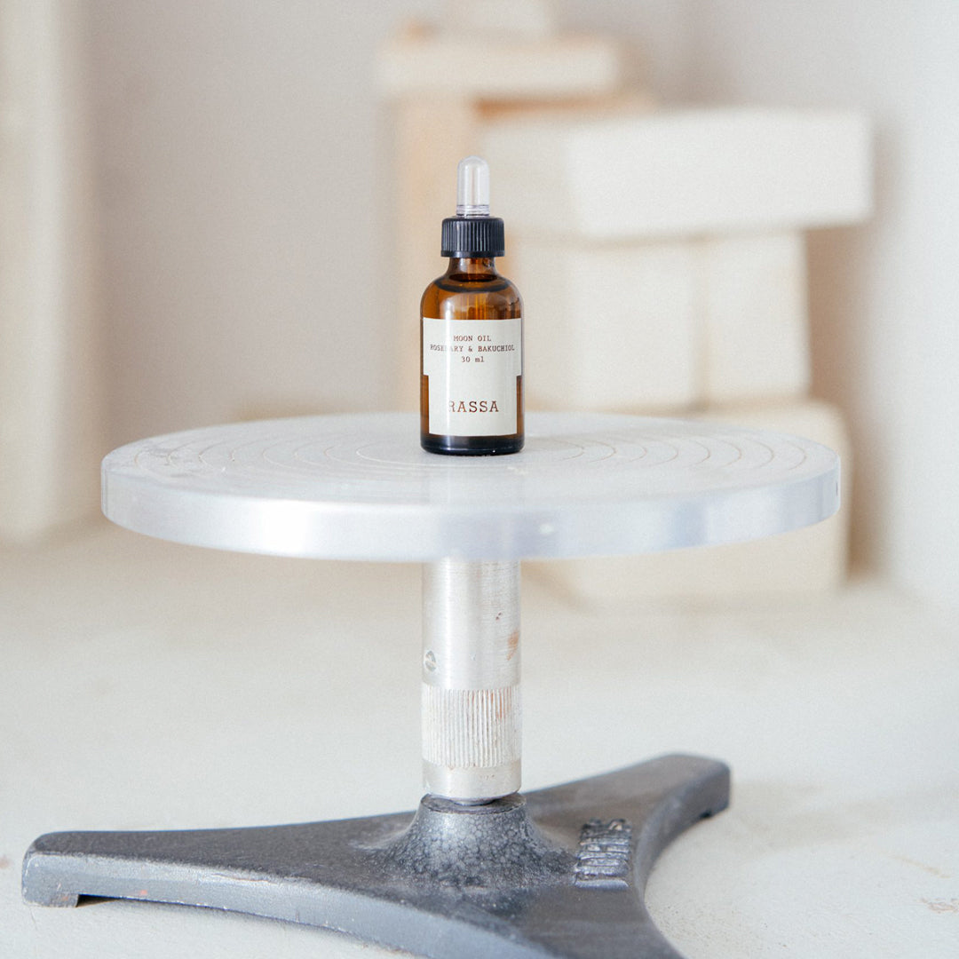 Powerful antioxidant facial oil for rejuvenated and luminous skin tone. Moisturizes and reduces the signs of aging,