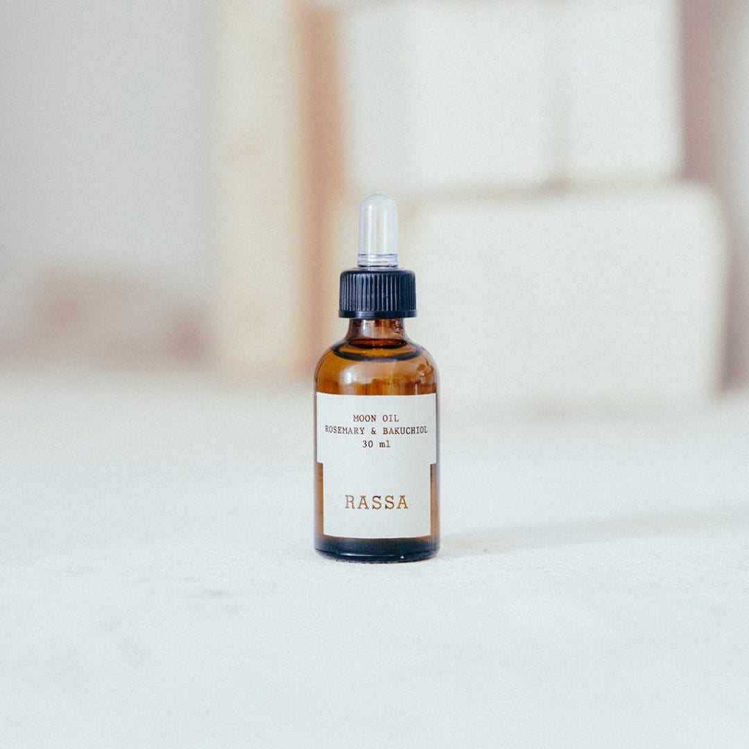 Powerful antioxidant facial oil for rejuvenated and luminous skin tone. Moisturizes and reduces the signs of aging,