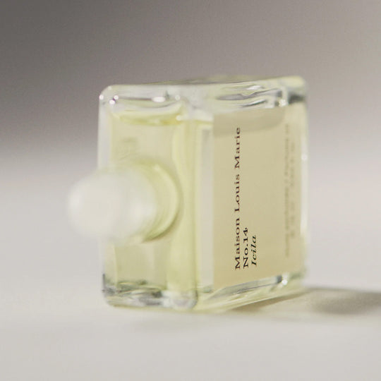 This warm, floral fragrance opens with invigorating notes of Ruby Pamplemousse, Mandarin Leaf, and Jasmine
