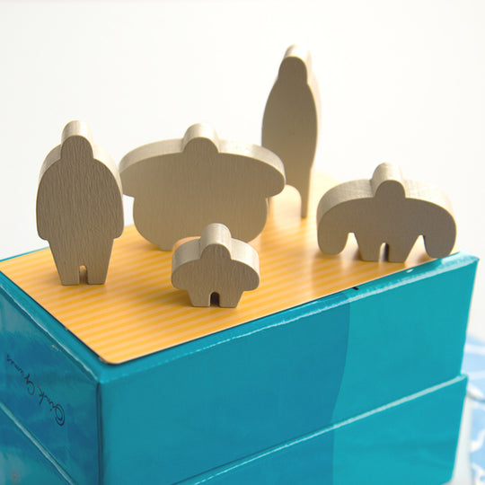 Game Detail - 5 rafters are collecting planks of wood to make their raft bigger. Try your best to instruct them to load the cargo into the raft. But be careful, the balance of the raft extensions is important!