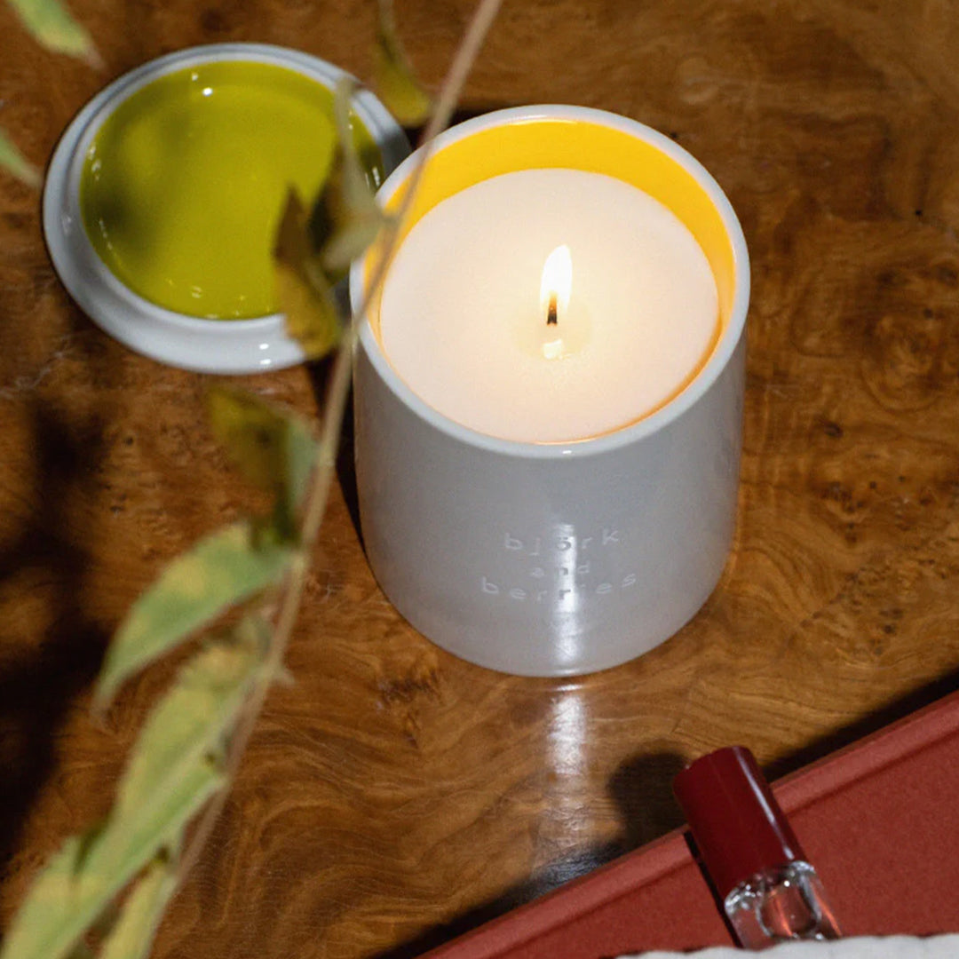 Skörd captures the first day of Autumn: the fading afternoon sun over stacks of hay, the crisp blue sky, and a sense of change. Fresh and warm, the scent opens with pomelo, kumquat and lavender; the heart blends eucalyptus, apple blossom and jasmine; and the woody base features vetiver smoke, papyrus, guaiac wood and pink praline. 