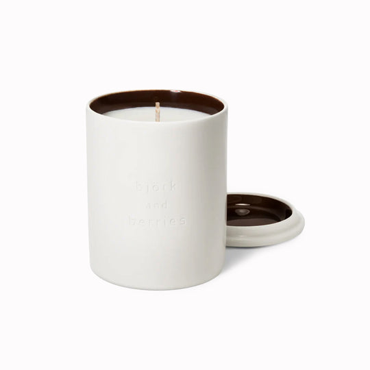 White Forest honours the deep Swedish woods, where snow-dusted birch and green pine stand silent and strong. The scent opens with bergamot, black currant and lemon, glides through violet and lily of the valley, and settles into a grounding base of vetiver, tonka bean and cedarwood.