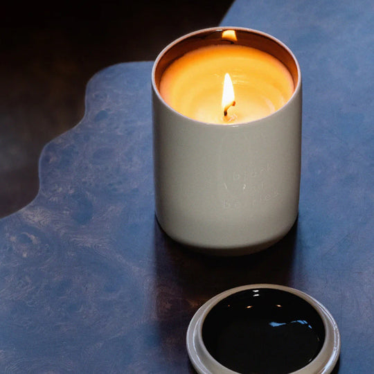 White Forest honours the deep Swedish woods, where snow-dusted birch and green pine stand silent and strong. The scent opens with bergamot, black currant and lemon, glides through violet and lily of the valley, and settles into a grounding base of vetiver, tonka bean and cedarwood.