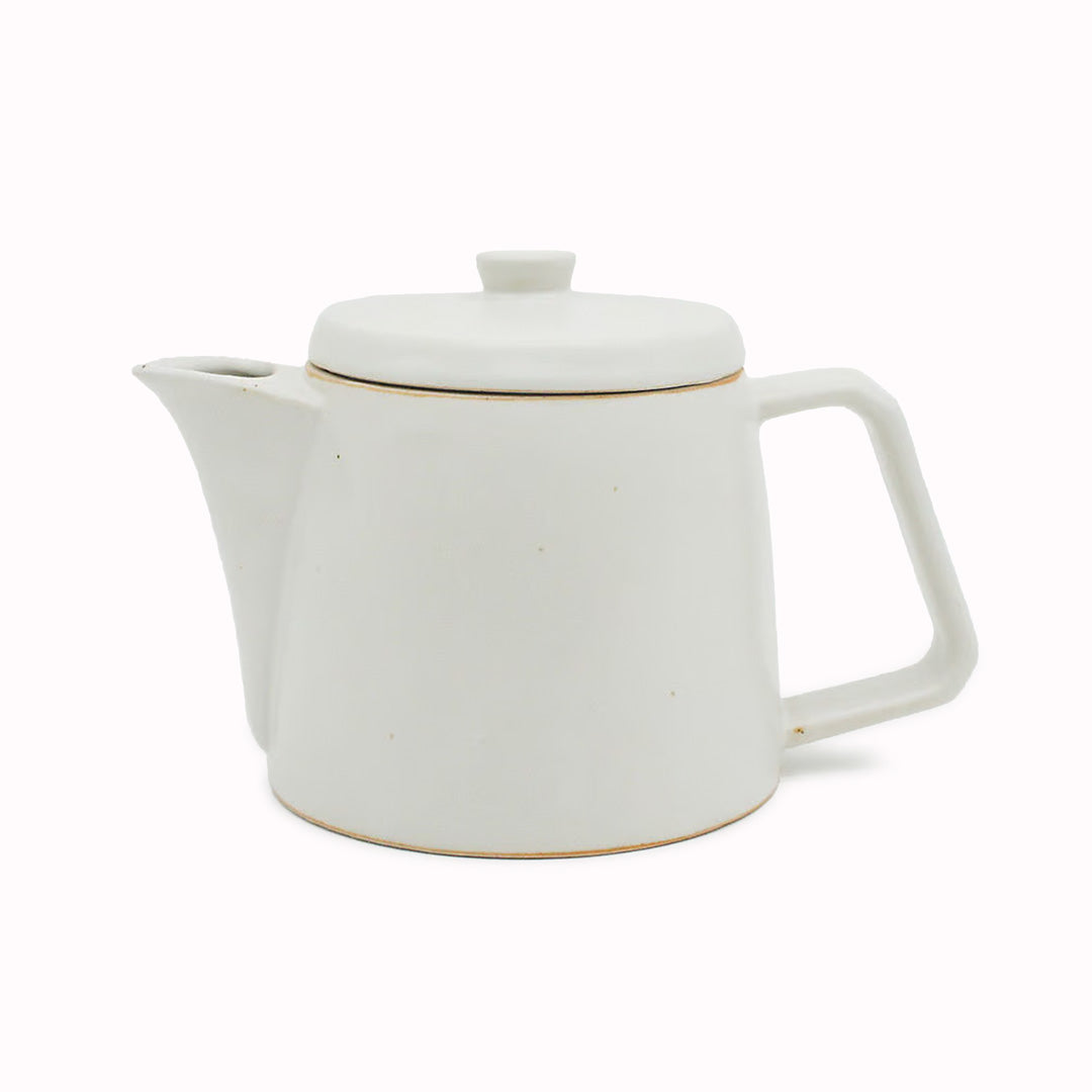 A pot with simple details that gives it a sophisticated look. It has a generous capacity of 500ml and comes with a stainless steel tea strainer. It not only looks good but is also easy to use and comfortable to hold.
