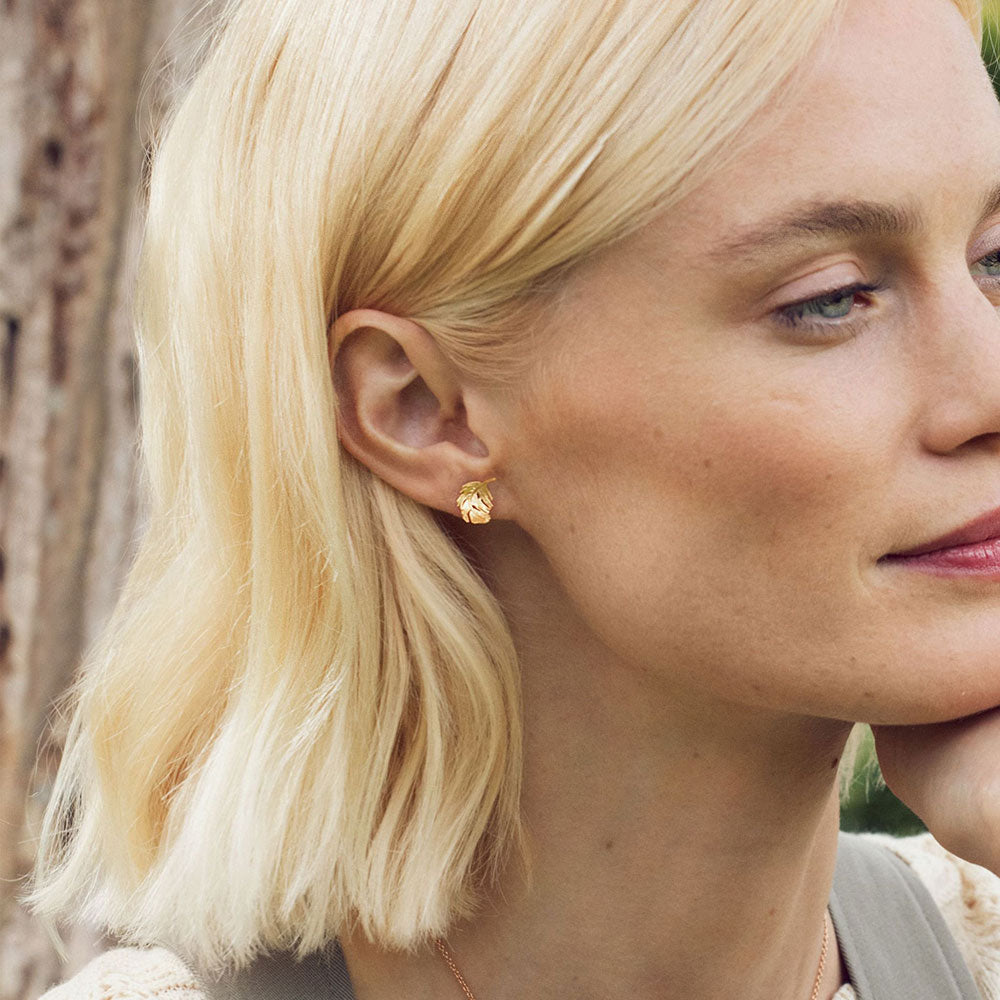 Ethereal feathers in all their beautiful detail have been captured in a pair of stud earrings. Perfect for mixing and matching with other Alex Monroe earrings.