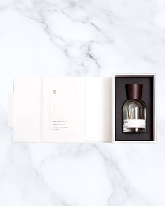 Lull No5 moves through soft florals, warm woods and gentle musk, built around a quiet, skin-close composition. It opens lightly floral before settling into a smoother, more powdery warmth that stays subtle rather than projecting outward.