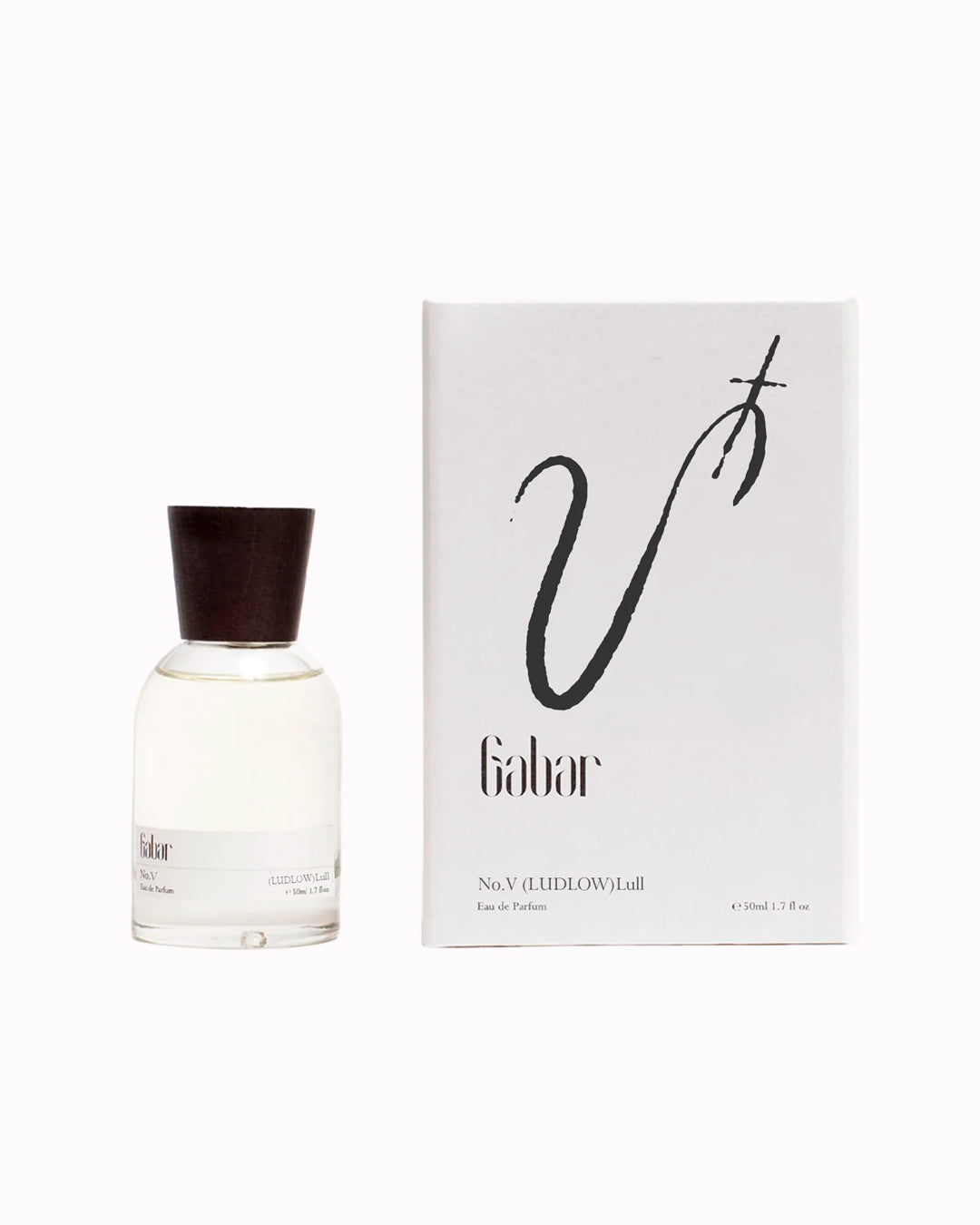 Lull No5 moves through soft florals, warm woods and gentle musk, built around a quiet, skin-close composition. It opens lightly floral before settling into a smoother, more powdery warmth that stays subtle rather than projecting outward.