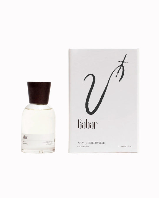 Lull No5 moves through soft florals, warm woods and gentle musk, built around a quiet, skin-close composition. It opens lightly floral before settling into a smoother, more powdery warmth that stays subtle rather than projecting outward.