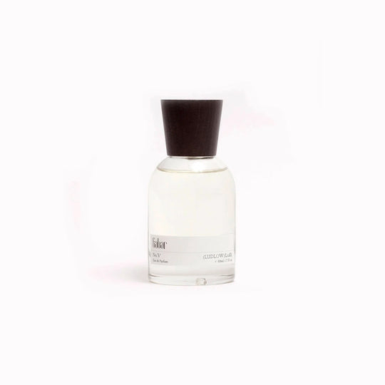 Lull No5 moves through soft florals, warm woods and gentle musk, built around a quiet, skin-close composition. It opens lightly floral before settling into a smoother, more powdery warmth that stays subtle rather than projecting outward.