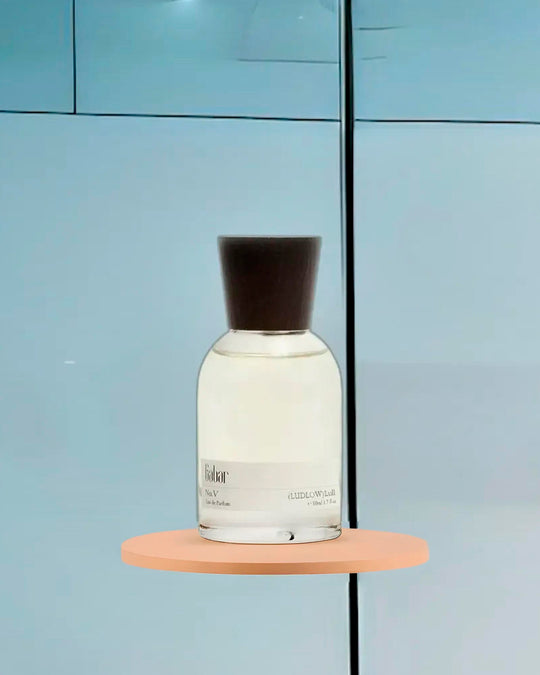 Lull No5 moves through soft florals, warm woods and gentle musk, built around a quiet, skin-close composition. It opens lightly floral before settling into a smoother, more powdery warmth that stays subtle rather than projecting outward.