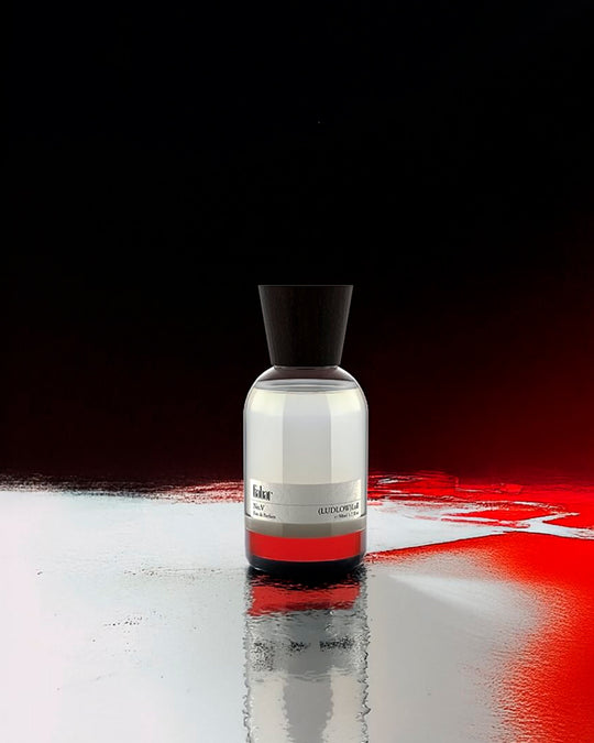 Lull No5 moves through soft florals, warm woods and gentle musk, built around a quiet, skin-close composition. It opens lightly floral before settling into a smoother, more powdery warmth that stays subtle rather than projecting outward.