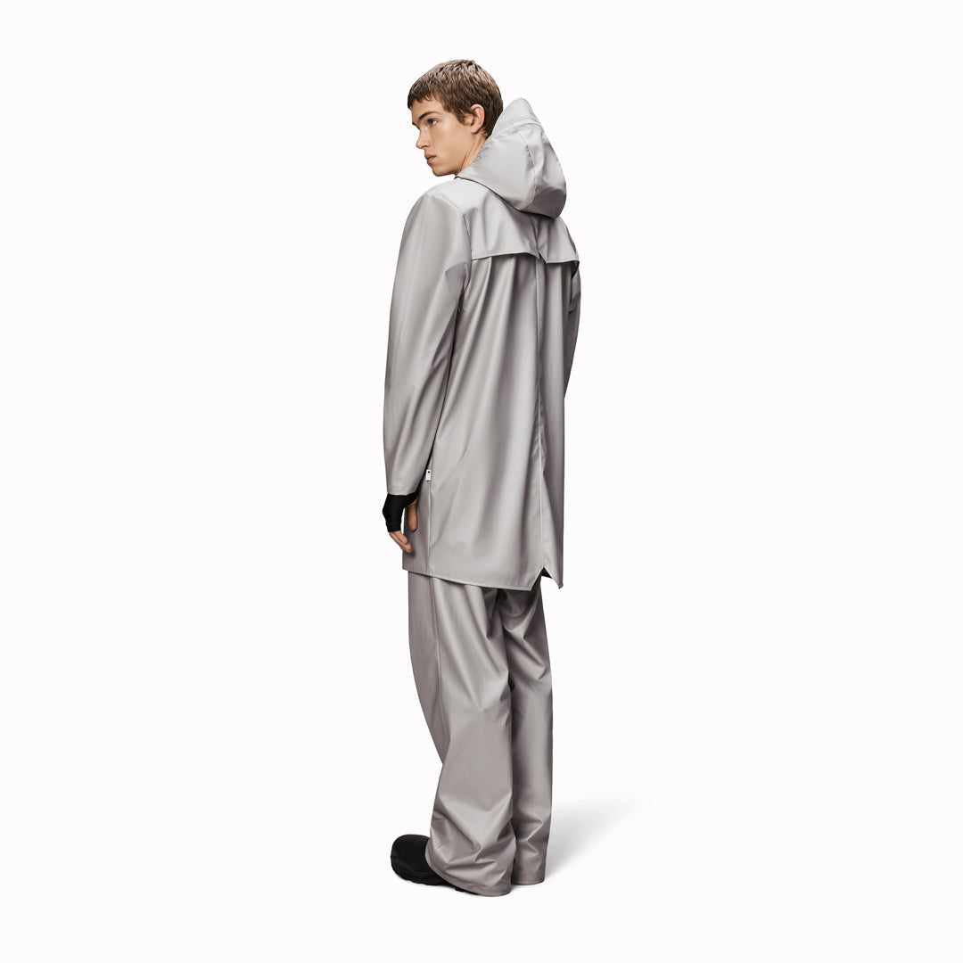 This rain jacket is a long version of Rains' classic rain jacket, featuring a placket with snap fastenings for closure, hood with built-in cap and two side pockets with snaps.