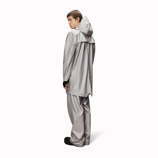 This rain jacket is a long version of Rains' classic rain jacket, featuring a placket with snap fastenings for closure, hood with built-in cap and two side pockets with snaps.