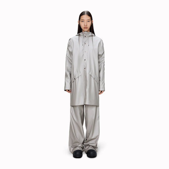 This rain jacket is a long version of Rains' classic rain jacket, featuring a placket with snap fastenings for closure, hood with built-in cap and two side pockets with snaps.