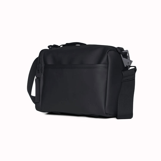 The Rains Texel Crossbody bag in black is a sleek and functional accessory designed for travel and everyday use. Crafted from Rains' signature waterproof matte-shell material, this bag offers durable protection against the elements.