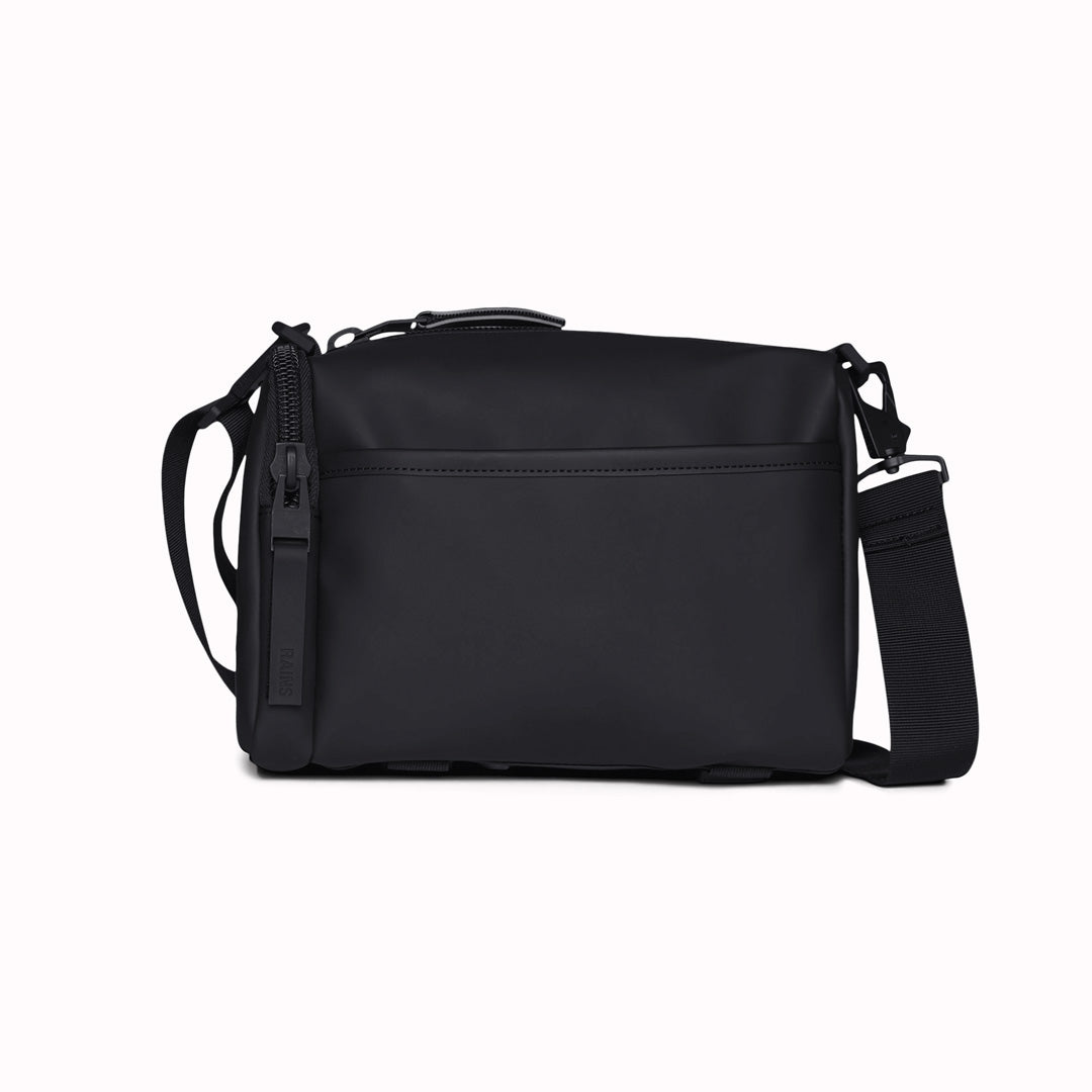 The Rains Texel Crossbody bag in black is a sleek and functional accessory designed for travel and everyday use. Crafted from Rains' signature waterproof matte-shell material, this bag offers durable protection against the elements.